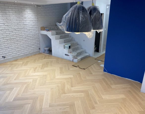 Parkiet Hajnówka: Dąb Kastor 'ST’ – jodełka klasyczna