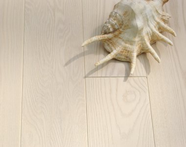 Ecru - deska podłogowa jesionowa, olejowana